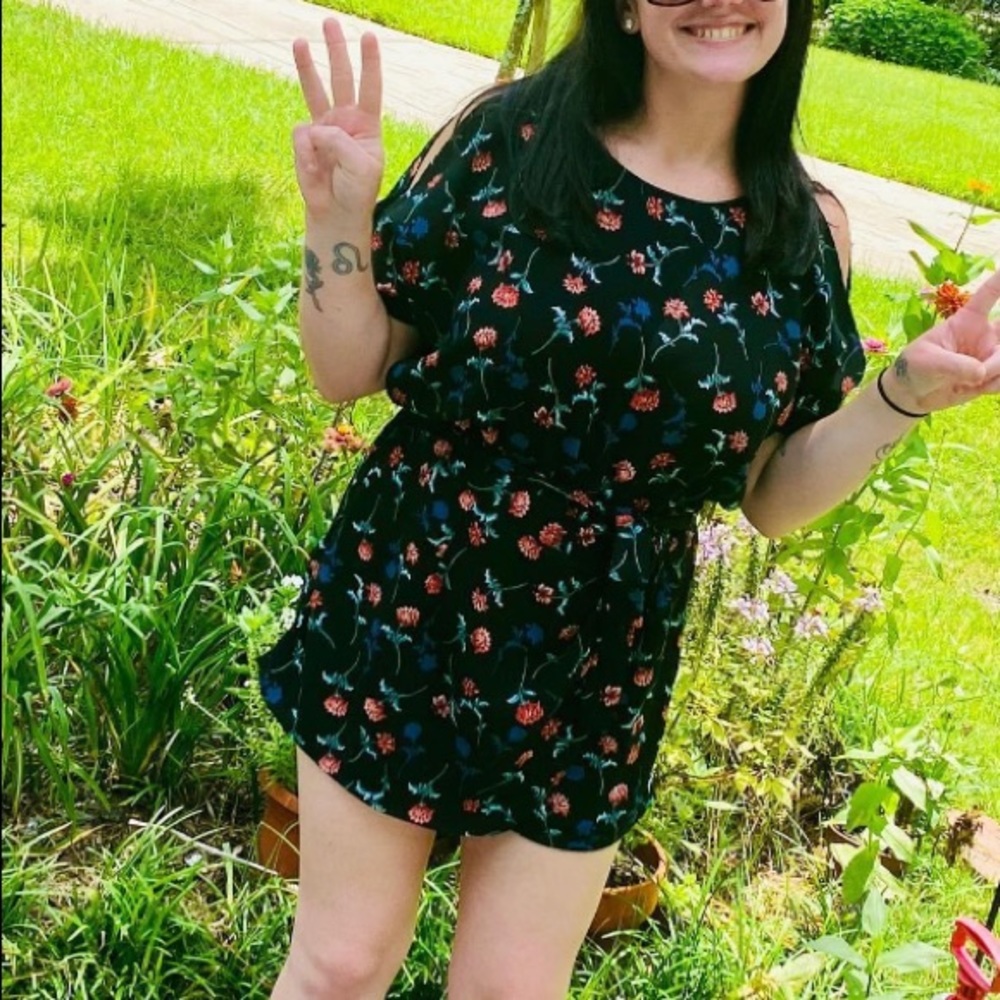 JS Floral L romper - Picture 2 of 5